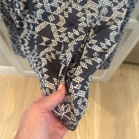 Geometric Patterned Sweatshirt - Picture 4 of 6